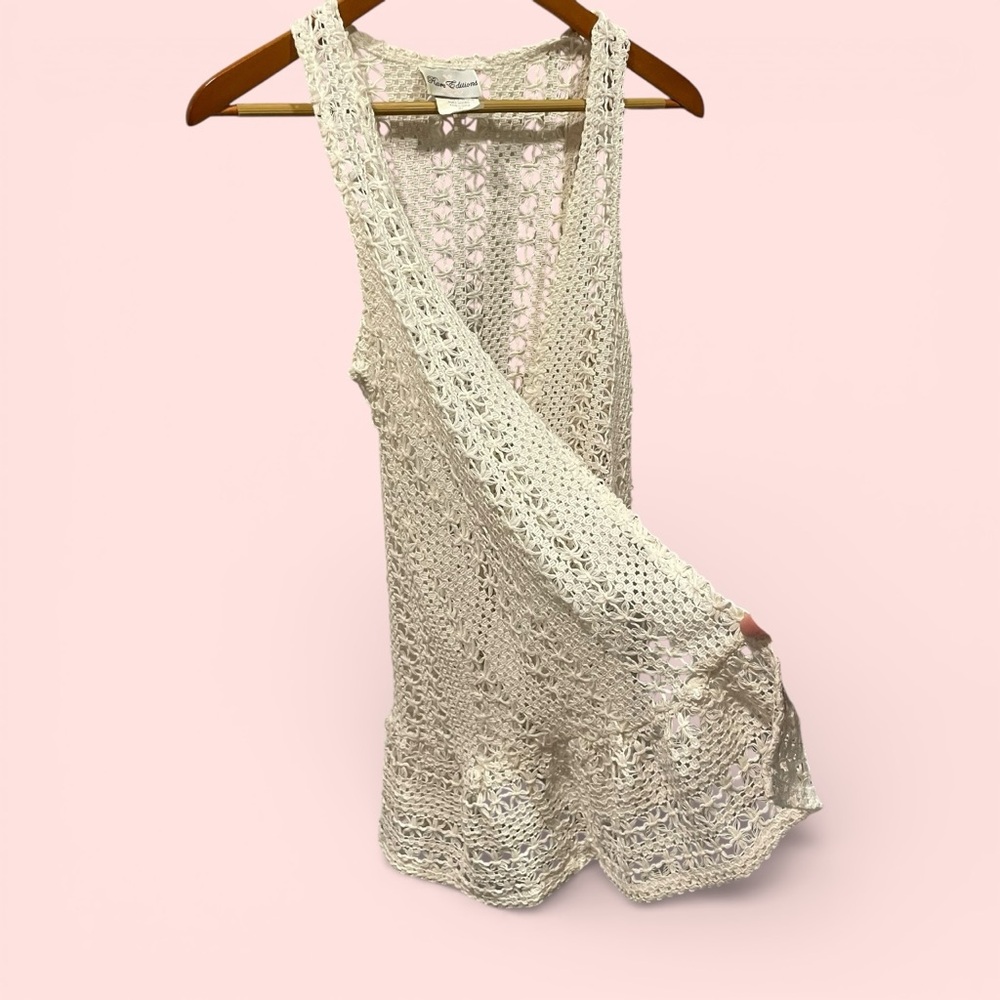 Sweet vintage 80s-90s creamy ruffle hem boho crochet woven vest open front